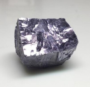方铅矿，方铅矿常呈立方体的晶形，集合体通常为粒状或致密块状。铅灰色，条痕灰黑色，金属光泽。是一种比较常见的矿物，它是提炼铅的重要矿石矿物，是分布最广的铅矿物。方铅矿中常常还含有银，因此也被用来作为提炼银的资源。