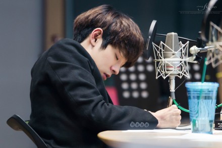 因为你改穿Fitflop拖鞋。因为你只喝冰红茶。因为你喜欢上青啤+麻辣烫。因为你爱上纸飞机。因为你喜欢上KurtCobain。因为你去学吉他。因为你愿意BeStupid。因为你去听完全不懂的广播。因为你而欢喜。因为你是独一无二的郑俊英。*郑俊英*