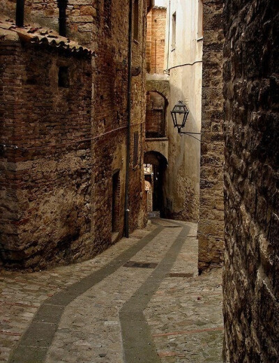 Narrow Passage, Todi, Italy