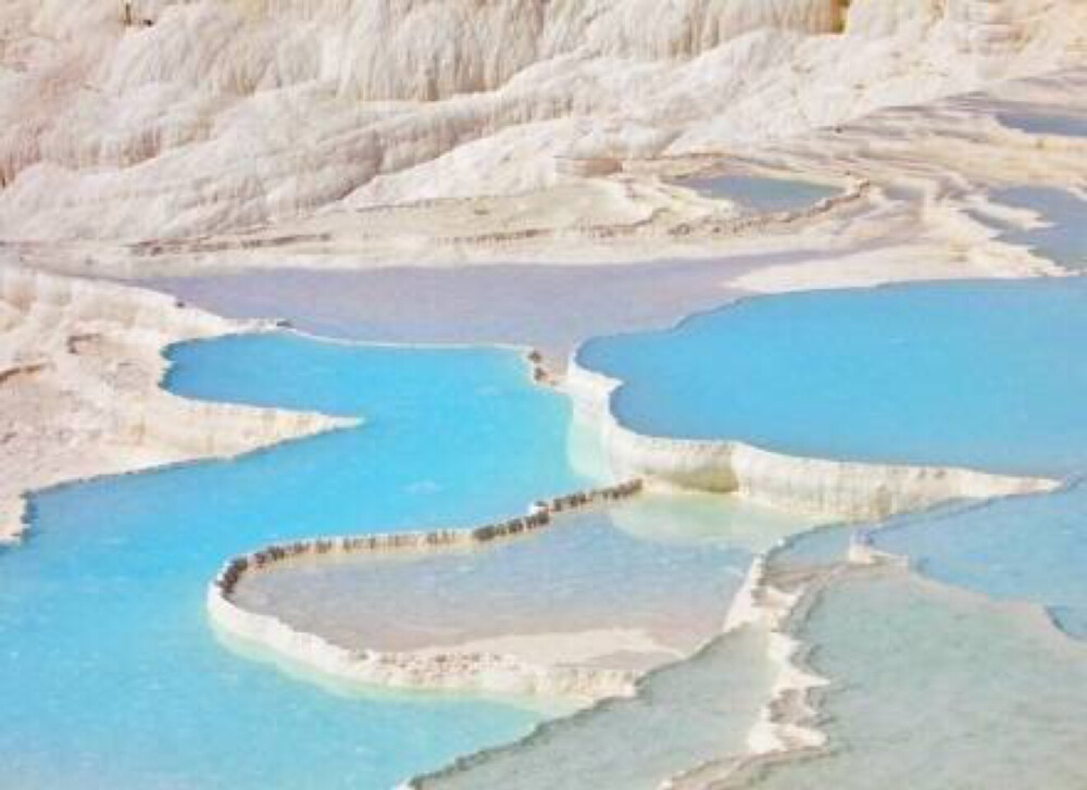 棉花堡(Pamukkale)位于土耳其Denizli市的西南部，是远近闻名的温泉度假胜地，此地不仅有上千年的天然温泉，更有这种古怪的好似棉花一样的山丘。大自然的鬼斧神功制造出了如此美妙的仙境。土耳其文Pamuk表示棉花，Kale表示城堡，所以Pamukkale就叫棉花堡。这个神奇的地方，有机会一定要去看看。