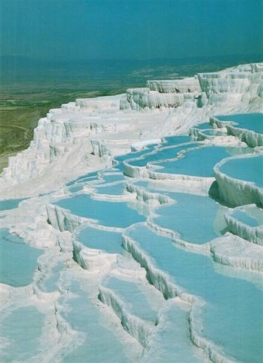 棉花堡(Pamukkale)位于土耳其Denizli市的西南部，是远近闻名的温泉度假胜地，此地不仅有上千年的天然温泉，更有这种古怪的好似棉花一样的山丘。大自然的鬼斧神功制造出了如此美妙的仙境。土耳其文Pamuk表示棉花，Kale表示城堡，所以Pamukkale就叫棉花堡。这个神奇的地方，有机会一定要去看看。