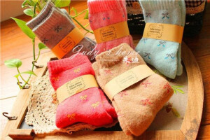 外贸原单 秋冬加厚兔羊毛袜 这款羊毛袜和之前的那些款不一样 因为它更加厚  外面是羊毛 里面是毛圈 更加保暖 里层毛圈的设计 非常吸汗 防止脚气 不会出现普通羊毛袜羊毛粘脚的现象 所以穿着非常舒适