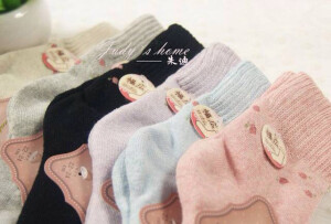 秋冬温暖良品 美貌清新 加厚保暖毛圈  宽口短袜 特点：毛圈加厚设计，宽松口不勒脚，清新田园彩色 冬天不能缺少的厚厚的温暖系短袜，品质非常赞，花色好看 宽松口设计，加宽袜口不容易勒脚，非常适合小腿容易浮肿的MM 共有六个颜色，除了黑色，都是很美的淡彩色，非常好看 袜头有刺绣小花朵图案，做工非常精细，穿起来舒服又漂亮 均码的，弹力非常好，一般脚码的姑娘都能穿 袜子里面是小毛圈设计，毛巾厚袜子，可以当居家袜、地板袜穿