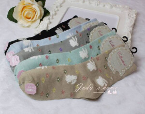 超柔软 萌系小物 羽毛纱小白兔短袜 日系原单短袜系列，手感柔软舒服 做工很细致，上面的小兔子是羽毛纱制作，手感很赞 以清新的浅色系为主，袜头是无骨缝合的 均码的，一般尺码的姑娘都可以穿 厚度适中，适合春秋天气穿 一分价钱一分货哦，没有什么多余的线头，质量很好 经过抗菌加工，小白兔有好几种形态，大长耳朵超萌