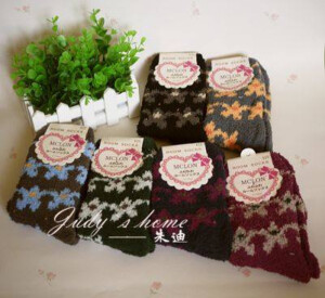 ^^^新到 韩国原单珊瑚绒花朵\地板袜\半边绒袜\睡眠袜^^^    软绵绵的手感又暖又软，秋冬必不可少 晚上涂点润体乳或者精油在足部， 穿上袜子后，第二天起床脚丫超级嫩哦！