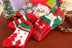 ^^^新到 圣诞麋鹿卡通蝴蝶结珊瑚绒地板袜子睡眠家居保暖^^^    软绵绵的手感又暖又软，秋冬必不可少 晚上涂点润体乳或者精油在足部， 穿上袜子后，第二天起床脚丫超级嫩哦！ 此价格是单双价格 如果需要两双请拍数量2 如果需要一双拍时备注花色，否则随机发货