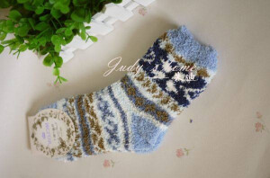 ^^^新到 韩国珊瑚绒宝袜^^^    软绵绵的手感又暖又软，秋冬必不可少 晚上涂点润体乳或者精油在足部， 穿上袜子后，第二天起床脚丫超级嫩哦！