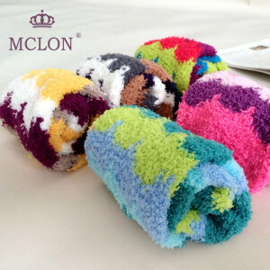 ^^^MCLON日韩秋冬彩虹袜地板袜睡眠珊瑚半边绒袜^^^    软绵绵的手感又暖又软，秋冬必不可少 晚上涂点润体乳或者精油在足部， 穿上袜子后，第二天起床脚丫超级嫩哦！