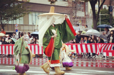 時代祭－常盤御前,頼朝の夫人（側(cè)室でしょうか）とその子供ですね。