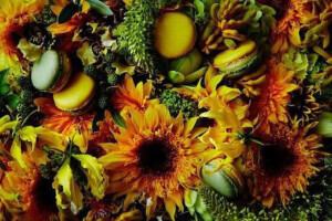 日本知名花艺家东信（Makoto Azuma）与法国马卡龙名店，素有甜品界的毕加索之称的Pierre Hermé跨界合作，藉由Makoto Azuma绚烂夺目的花艺和表现手法，展现出不同风味的马卡龙无与伦比的美妙滋味。