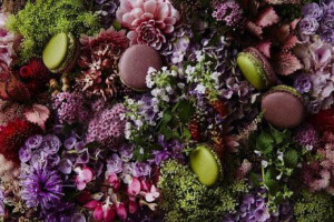 日本知名花艺家东信（Makoto Azuma）与法国马卡龙名店，素有甜品界的毕加索之称的Pierre Hermé跨界合作，藉由Makoto Azuma绚烂夺目的花艺和表现手法，展现出不同风味的马卡龙无与伦比的美妙滋味。