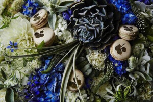 日本知名花艺家东信（Makoto Azuma）与法国马卡龙名店，素有甜品界的毕加索之称的Pierre Hermé跨界合作，藉由Makoto Azuma绚烂夺目的花艺和表现手法，展现出不同风味的马卡龙无与伦比的美妙滋味。