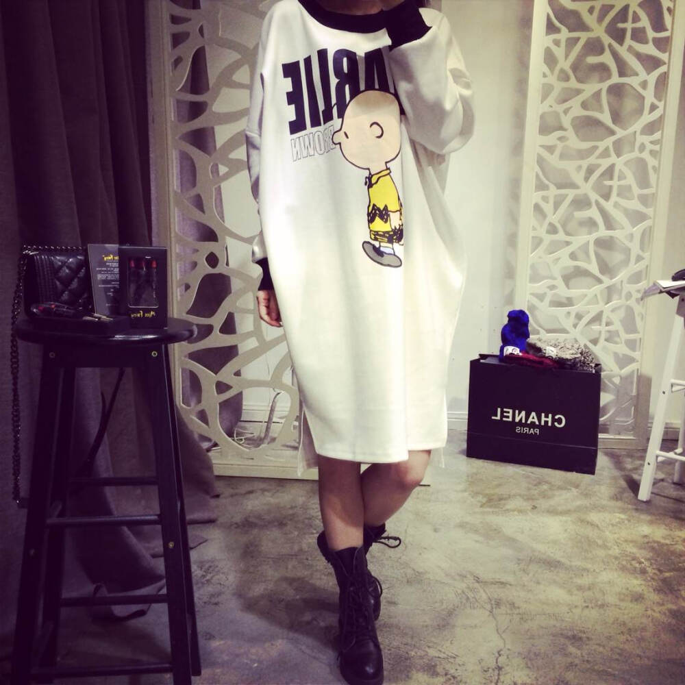 C1585- 2972 ¥125～图图长卫衣。白，其实以前的时候不太敢尝试这个长度的衣服，总感觉只露了小腿会显得腿短!不过这款的效果就是穿上巨显瘦,保证朋友看到你会说你又瘦了耶~这款是卫衣面料,复合面料，厚度就是可以穿一个冬天的节奏~