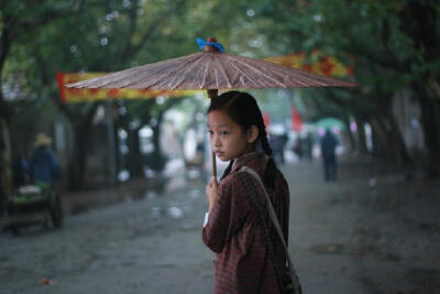 影片中很多场景都在雨中，一幅水墨淡画宛如眼前可爱的小女孩小兰！