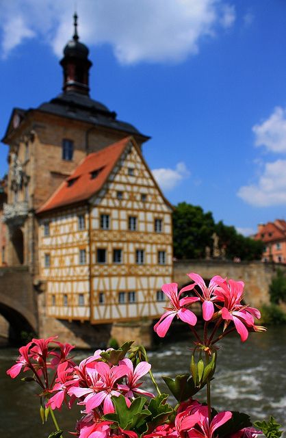 Bamberg's Old Town, Germany。德国班贝格。千年古城班贝格是拜仁州位于雷格尼茨河畔的一个风景如画的小城市，是历史上重要的教会和首都城市。得益于其在宗教中的重要地位使得班贝格所有建筑都能在两次世界大战中免于战火之灾。班贝格是欧洲规模最大、保存最完好的旧城群体之一，是中世纪早期城市样貌的典型代表，拥有2000多处文物古迹，城内半木结构的房舍错落有致，沿Regnitz河的民居相当有特色，被称为小威尼斯。1993年联合国教科文组织将班贝格选入世界文化遗产名录。班贝格内城被雷格尼茨河一分为二，中间的小岛和河岸两旁优美的建筑更是使得班贝格获得小威尼斯的美誉。