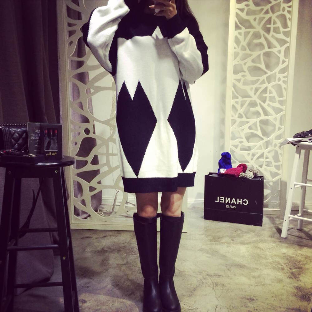 C1600- 2975 ¥185～图形针织大T。黑，衣柜里永远不缺这么一件既发神又随意的一件，大版超显瘦，黑白图形干净利落到极致！非常好穿的版型 ~~~ 一双靴子都搞定了！