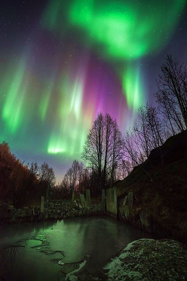 夜晚北极光的天空。