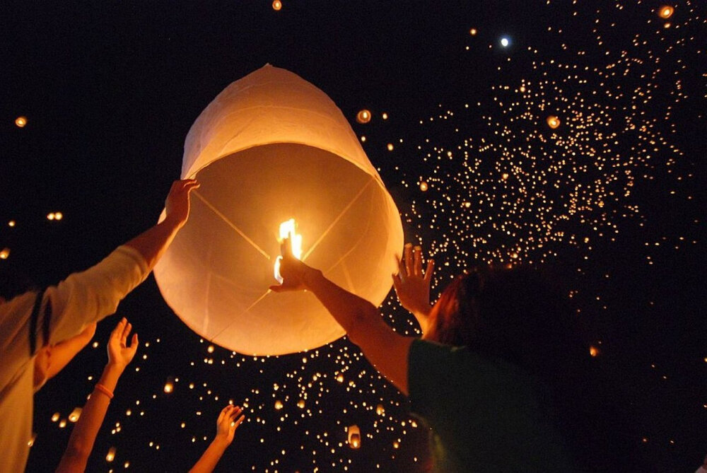 Every year in the full moon of the 12th lunar cycle, the Loy Krathong festival is celebrated in many Southeast Asian countries, such as Laos and Thailand.