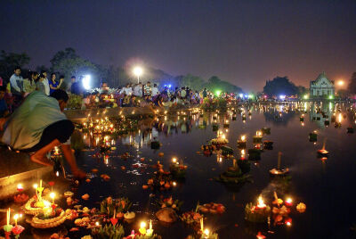 Every year in the full moon of the 12th lunar cycle, the Loy Krathong festival is celebrated in many Southeast Asian countries, such as Laos and Thailand.