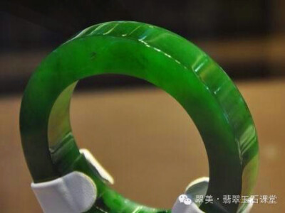 深圳国际珠宝展，叫价60000000元的翡翠手镯。