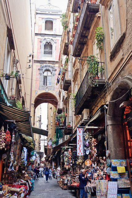 Naples, Italy。那不勒斯(意大利语：Napoli；那不勒斯语：Nàpule；英语：Naples)是意大利南部的第一大城市，坎帕尼亚大区以及那不勒斯省的首府，是意大利人口最稠密的地方。那不勒斯位于那不勒斯湾的北岸，其东西两侧分别是两个火山区域：维苏威火山和坎皮佛莱格瑞火山区。那不勒斯以其丰富的历史、文化、艺术和美食而著称，那不勒斯历史中心被联合国教科文组织列为世界文化遗产。