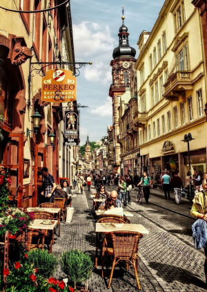 Old Town of Heidelberg ,Germany。德国海德堡老城。海德堡是巴登-符腾堡州的城市。海德堡是一个充满活力的传统和现代混合体。秀美的海德堡是内卡河畔的文化古城和大学城，它是浪漫德国的缩影。曲折而幽静的小巷沟通者古堡和小河，充满了诗情画意。海德堡实在有太多理由值得被人宠爱，这是一个“偷心”的城市。诗人歌德“把心遗失在海德堡”，马克·吐温说海德堡是他“ 到过的最美的地方 ”。