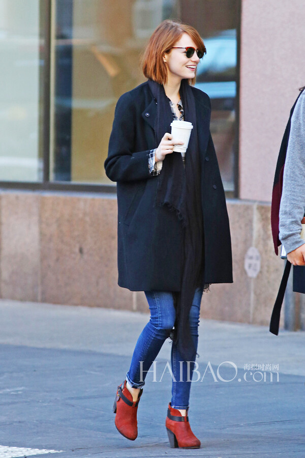 Emma Stone—— 身穿黑色大衣配搭牛仔裤和砖红色粗跟短靴，在纽约外出。