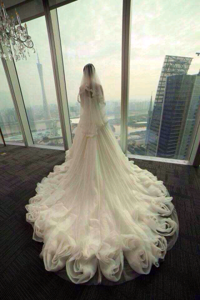 结婚为什么要穿婚纱，这就像为什么中国古代结婚要穿红喜嫁衣一样。结婚时穿婚纱是西方传统，结婚时穿着婚纱代表新娘子圣洁，无暇，也代表以后将会是光明，平坦的。而在中国则寓意百合，百年好合，穿上婚纱的新娘子就…