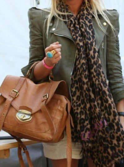 皮夹克的最佳搭配：豹纹围巾