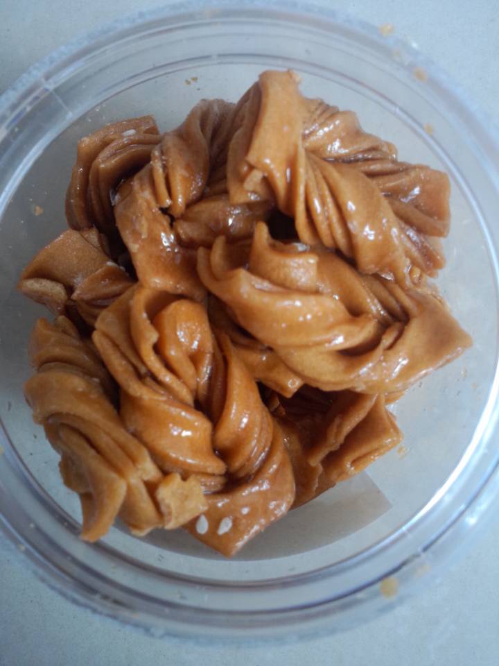 蜂蜜小麻花~酥酥脆脆加上芝麻的清香在口中唇齿留香~