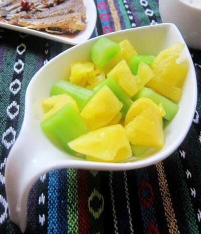 菠萝莴笋-网上厨房 莴笋去皮、叶、根、洗净后切块，用开水烫熟 再放精盐稍淹片刻 菠萝切成小丁盛碗内，放入糖水（白糖预先用少许凉开水化开） 菠萝和莴笋混合，加入鸡精 白醋拌匀即可