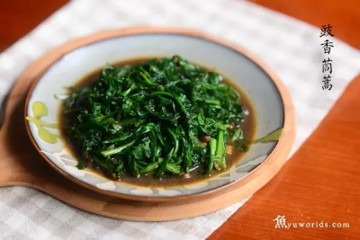 豉香茼蒿 原料：豆豉，茼蒿，姜蒜，盐，油，老干妈油豆豉油辣椒 做法： 1茼蒿去根洗净，姜蒜切末 2入油，热后加入姜蒜末豆豉炒香，加入茼蒿 2翻炒，女神降临，入盐调味即可~ 小贴士 茼蒿缩得厉害，一大把炒出…