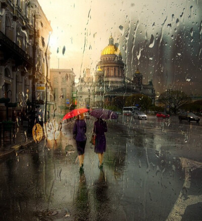 Eduard Gordeev，俄罗斯摄影师，现居圣彼得堡，他拍摄的一系列都市雨季摄影作品，描述的是多雨的城市景观，人们打着雨伞漫步于城市街头，乍看犹如油画一般唯美。