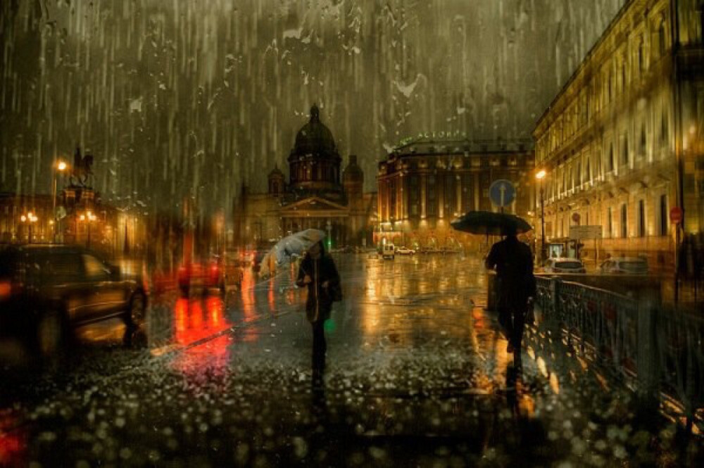 Eduard Gordeev，俄罗斯摄影师，现居圣彼得堡，他拍摄的一系列都市雨季摄影作品，描述的是多雨的城市景观，人们打着雨伞漫步于城市街头，乍看犹如油画一般唯美。