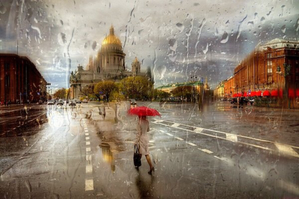 Eduard Gordeev，俄罗斯摄影师，现居圣彼得堡，他拍摄的一系列都市雨季摄影作品，描述的是多雨的城市景观，人们打着雨伞漫步于城市街头，乍看犹如油画一般唯美。