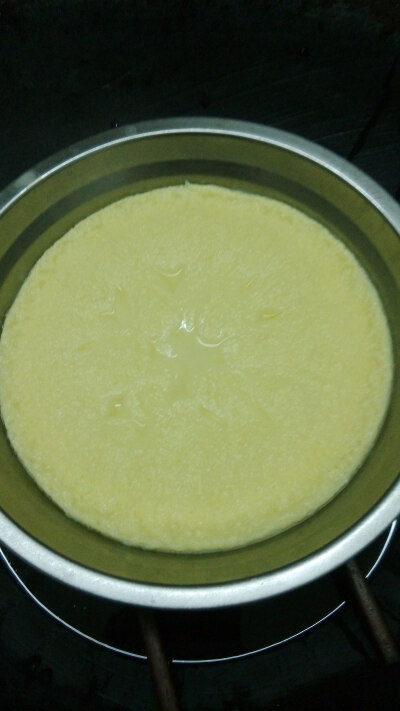牛奶鸡蛋羹，没放糖没味道，但是香香的……