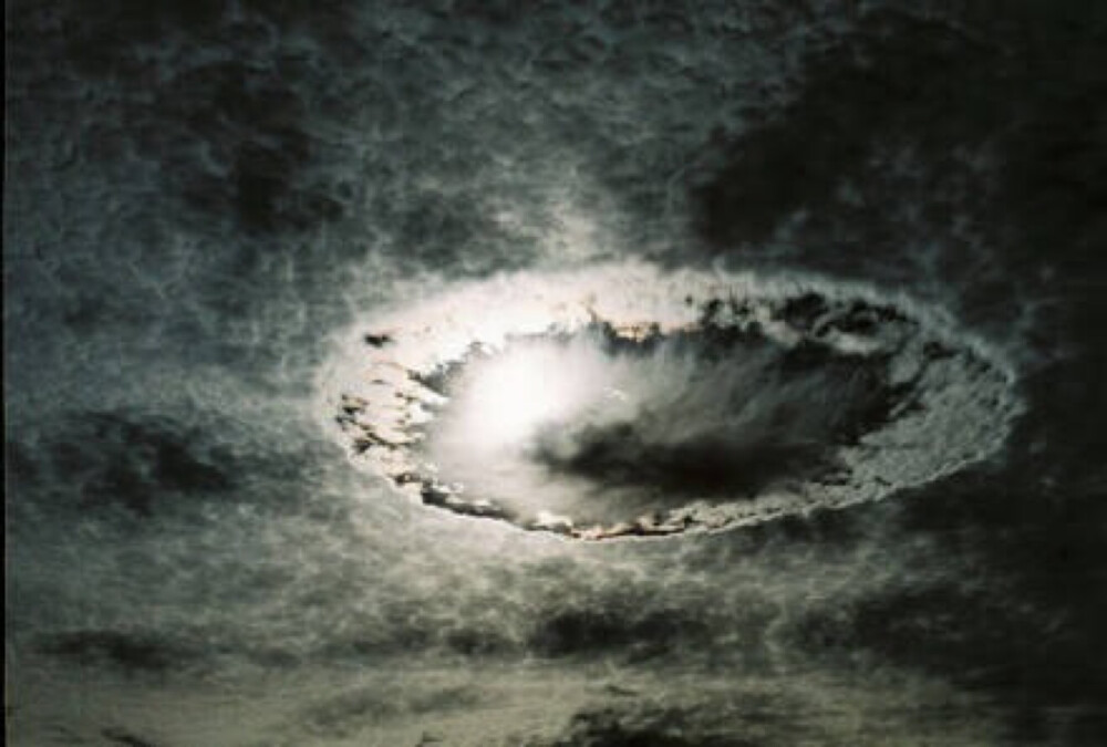 一种叫做fallstreak hole的云层现象，简直就是异次元的大门打开了！！