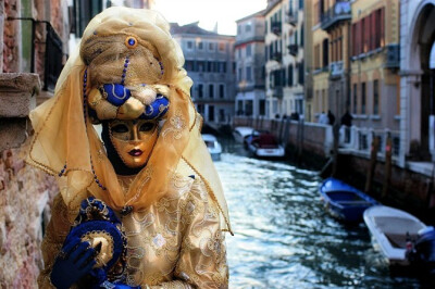 威尼斯的面具文化在欧洲文明中独具一格，是极少数面具溶入日常生活的城市。18世纪以前，威尼斯居民生活完全离不开面具，人们外出，不论男女，都要戴上面具，披上斗篷，这专属于威尼斯的面具就是那有名的“包塔”（Ba…