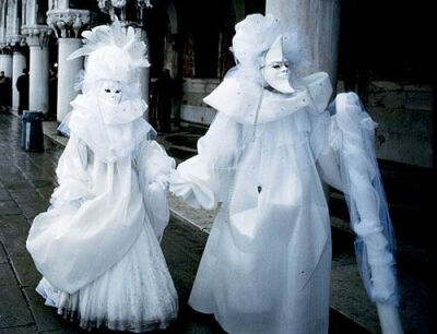 威尼斯的面具文化在欧洲文明中独具一格，是极少数面具溶入日常生活的城市。18世纪以前，威尼斯居民生活完全离不开面具，人们外出，不论男女，都要戴上面具，披上斗篷，这专属于威尼斯的面具就是那有名的“包塔”（Ba…