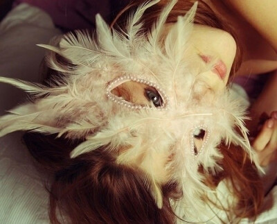 威尼斯的面具文化在欧洲文明中独具一格，是极少数面具溶入日常生活的城市。18世纪以前，威尼斯居民生活完全离不开面具，人们外出，不论男女，都要戴上面具，披上斗篷，这专属于威尼斯的面具就是那有名的“包塔”（Ba…