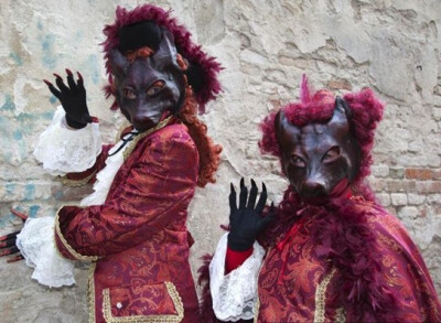 尼斯人把面具作为日常生活的一部分有着悠久的历史，虽然人们从不知道威尼斯人具体是何年开始戴面具的，但却知道早在公元13世纪，就有法律规范面具的使用。在18世纪之前，法律允许威尼斯人在一年中的大部分时间里戴着…