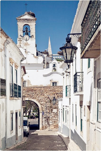 Old Town, Faro, Portugal。葡萄牙法鲁老城。法鲁是是葡萄牙大陆最南端的城市，也是阿尔加维和法鲁区首府。濒大西洋，西北距里斯本217公里。老城区有古老的卫城墙环绕，还有努斯女修道院、市政大厅、城市博物馆、人种和海洋博物馆、卡尔莫圣母教堂、蓝白两色相间的圣弗朗西斯教堂和老城门雷普索拱门等建筑名胜。