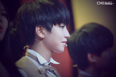 TFBOYS王俊凯 2014.8.28 年代秀。cr.LOGO