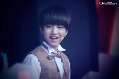 TFBOYS王俊凯 2014.8.28 年代秀。cr.LOGO