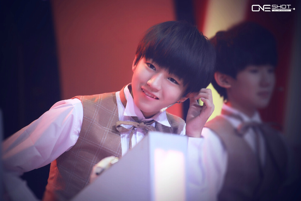 TFBOYS王俊凯 2014.8.28 年代秀。cr.LOGO