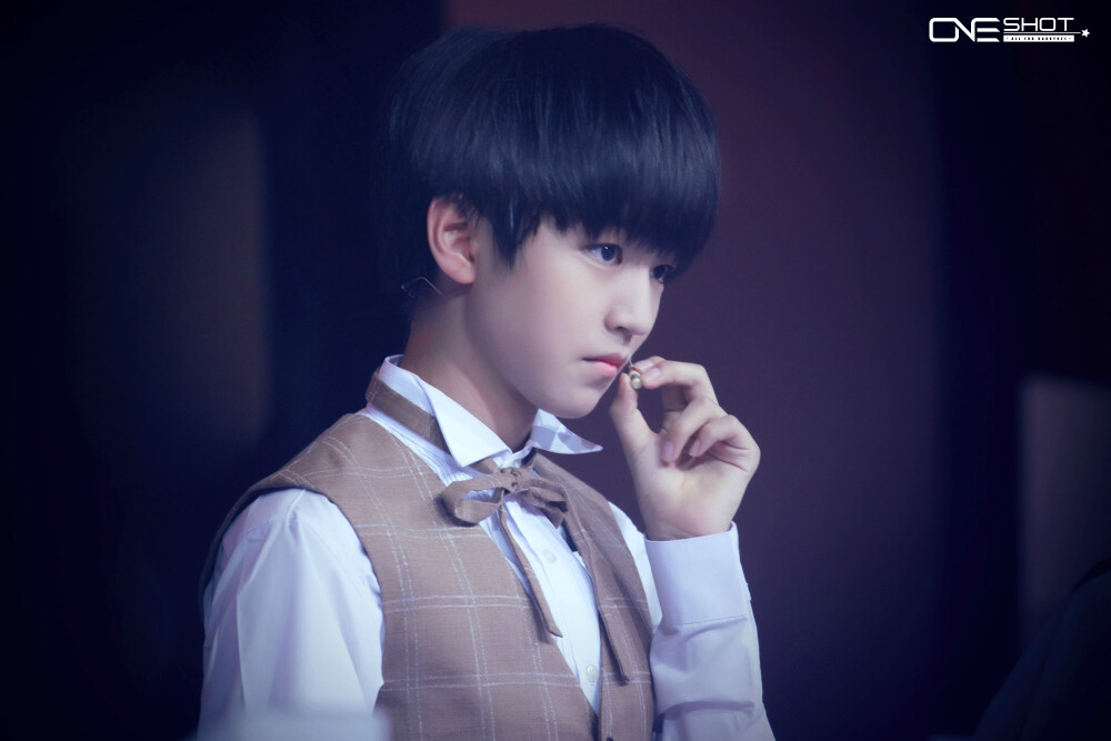 TFBOYS王俊凯 2014.8.28 年代秀。cr.LOGO