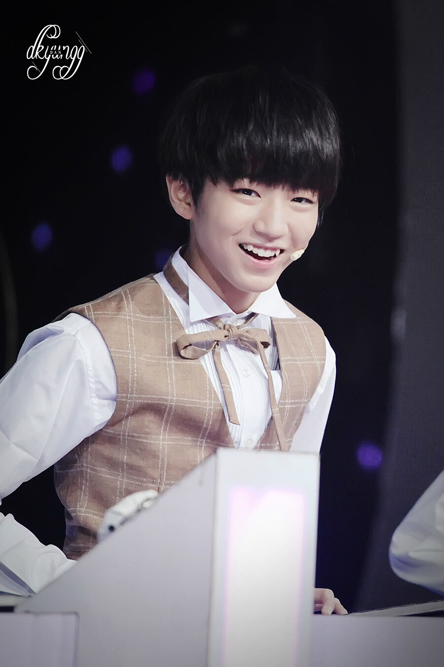 TFBOYS王俊凯 2014.8.28 年代秀。cr.LOGO