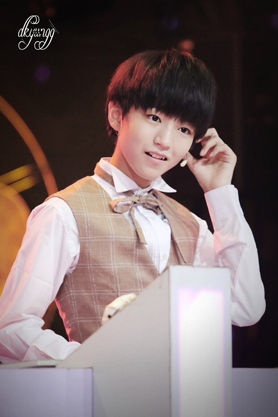 TFBOYS王俊凯 2014.8.28 年代秀。cr.LOGO