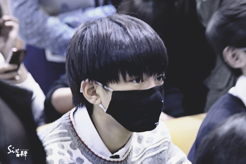 TFBOYS王俊凯 2014.10.19 北京首都机场-重庆江北机场。cr.LOGO