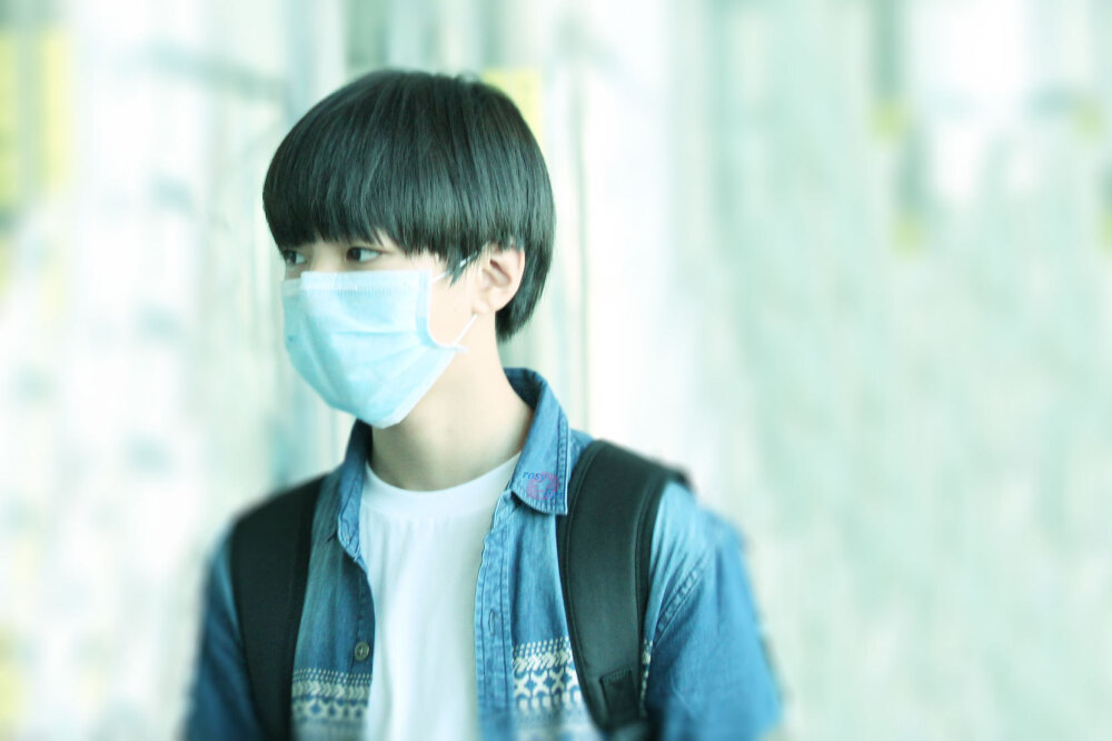 TFBOYS王俊凯 2014.8.27 重庆江北机场-北京首都机场。cr.LOGO